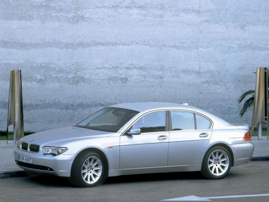  BMW 730i 2003 года  (фото 3 из 18)
